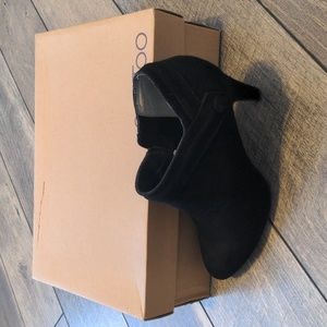 me Too Women's Velvet Ankle Booties 8